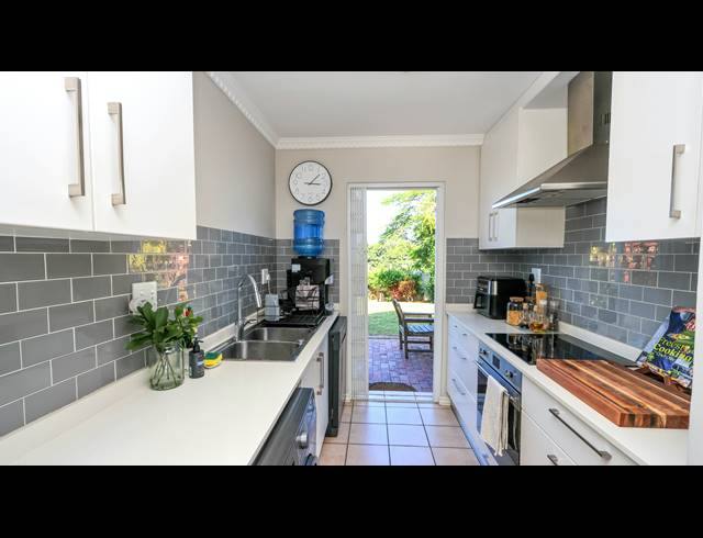 2 BEDROOM APARTMENT FOR SALE IN UMHLANGA CENTRAL
